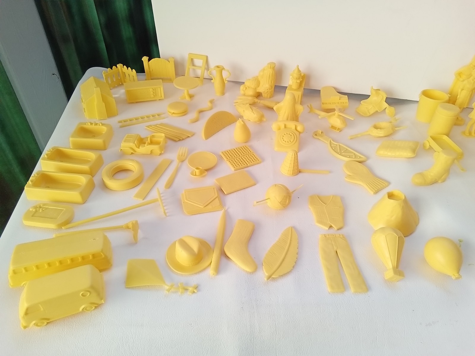 KIDS YELLOW PLASTIC OBJECTS ANIMALS TOUCHY TOYS VISUAL LEARNING VTG MPC LOT