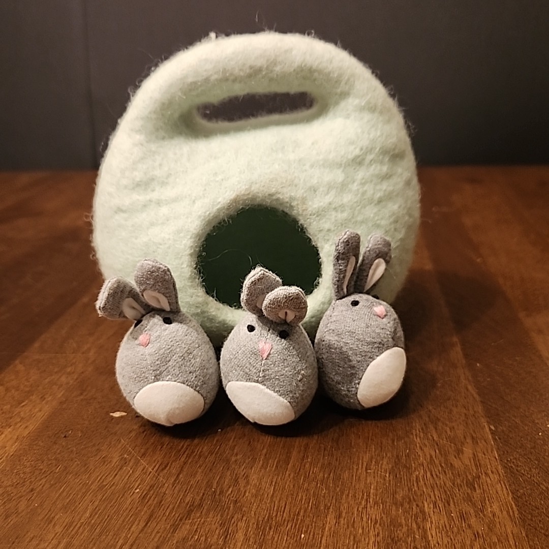 Lovevery Bunnies In A Felt Burrow Babbler Kit 13-15 Months Montessori 3 Rabbits