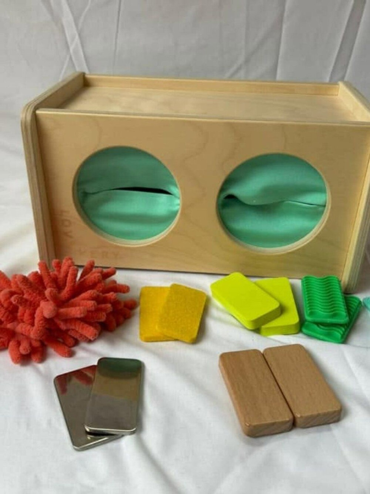 Lovevery Montessori Sensory Box – Complete Tactile Guessing Game (The Analyst)