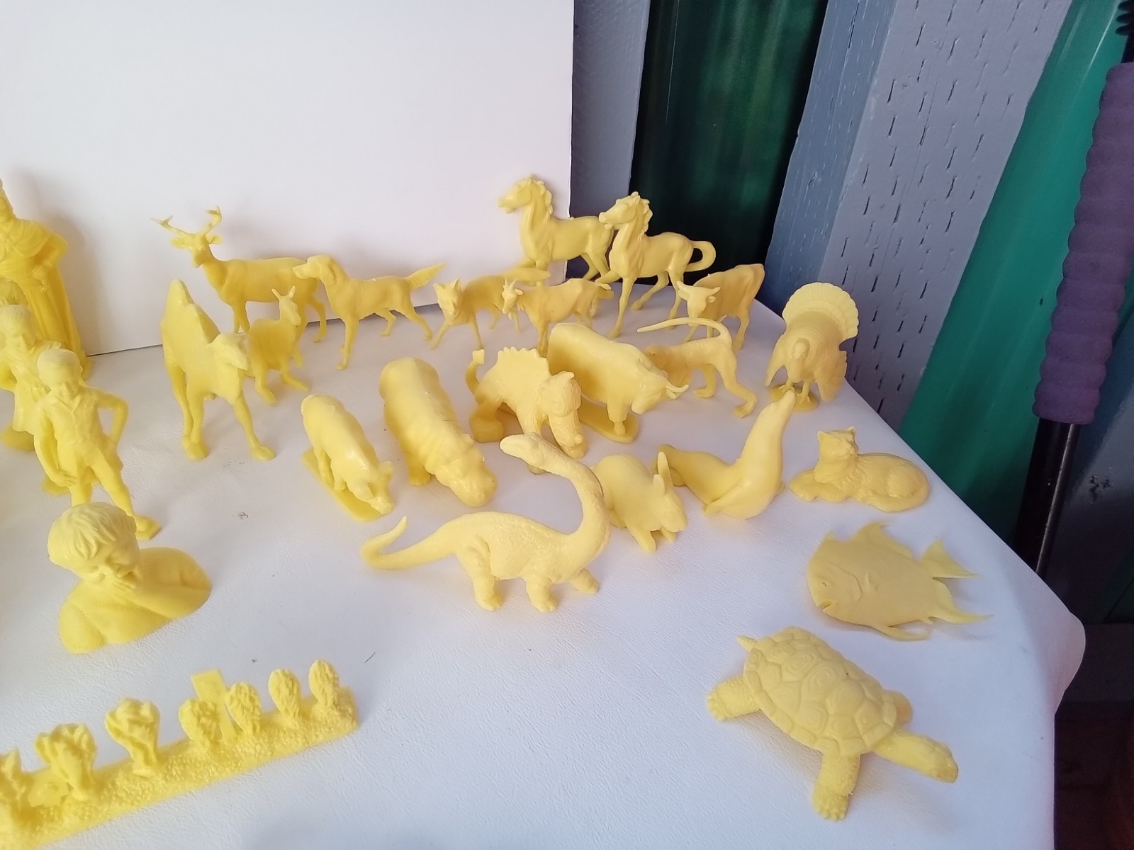 KIDS YELLOW PLASTIC OBJECTS ANIMALS TOUCHY TOYS VISUAL LEARNING VTG MPC LOT