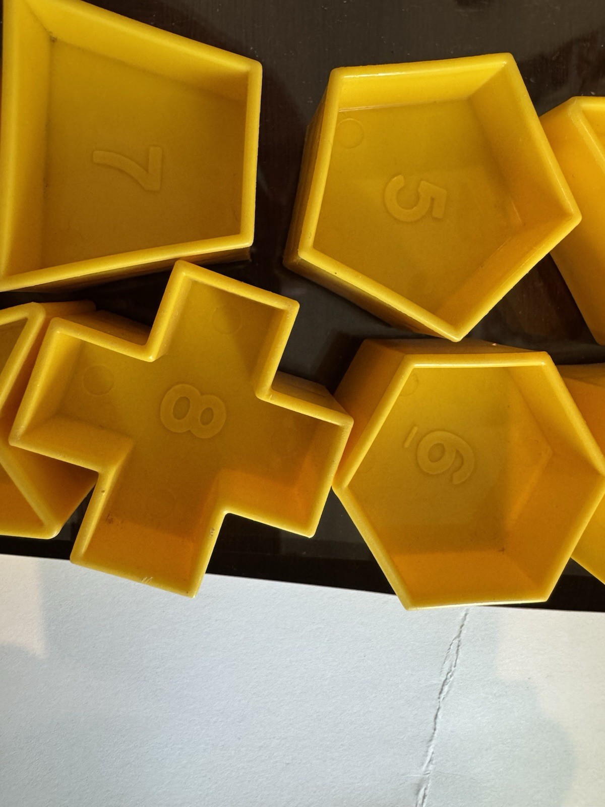 Tupperware SHAPE-O-BALL Shape Sorter with 10 shapes. Cracked. Read description