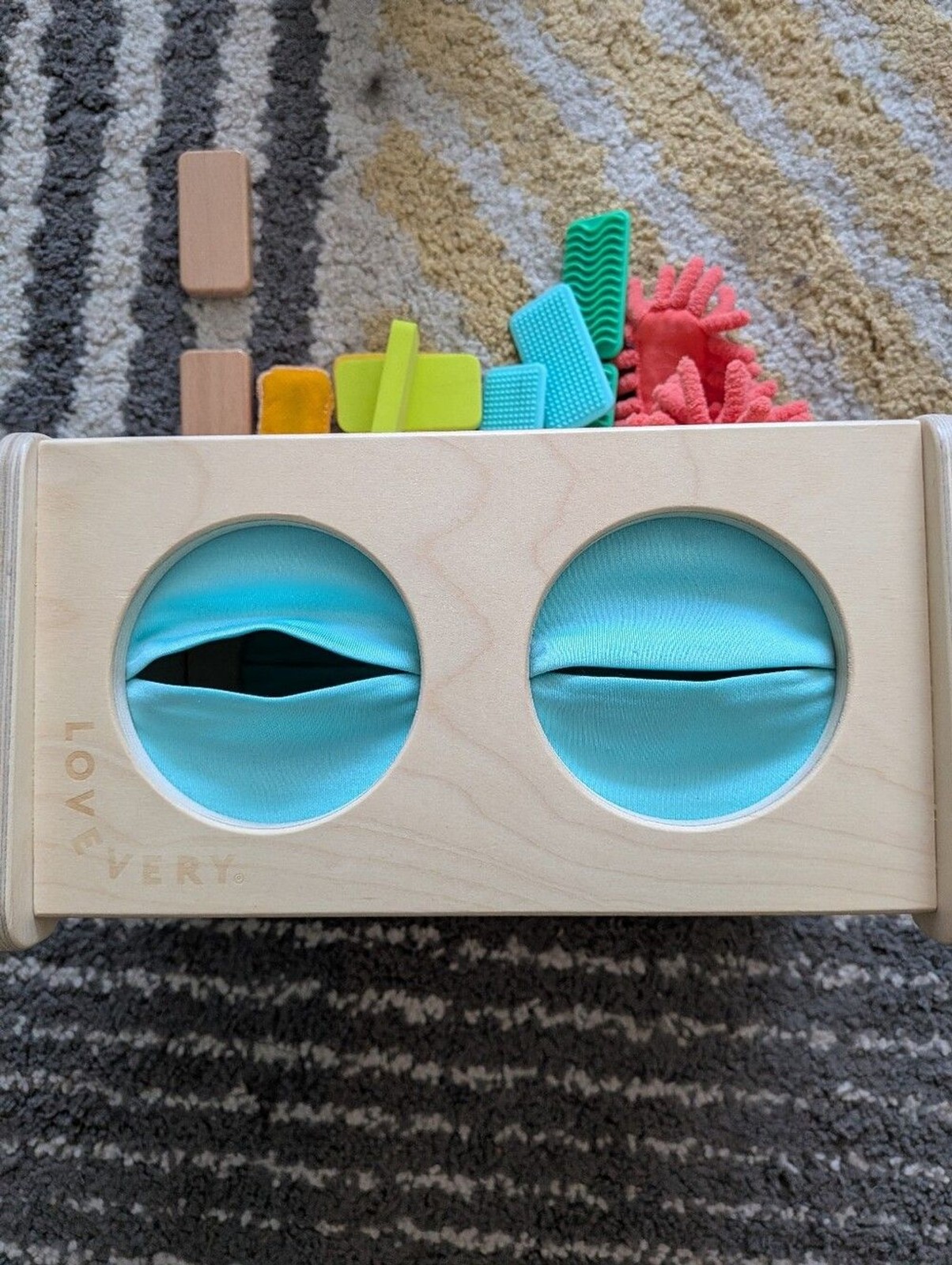 Lovevery Montessori Sensory Box – Complete Tactile Guessing Game (The Analyst)