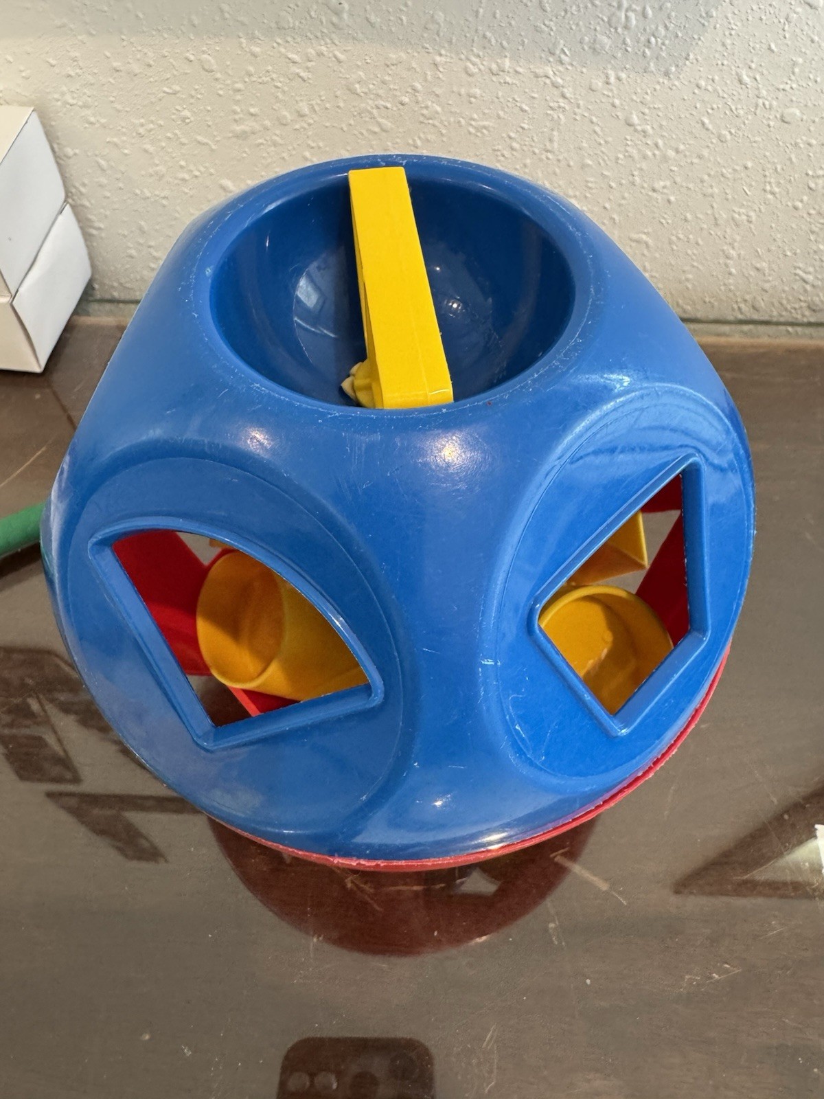 Tupperware SHAPE-O-BALL Shape Sorter with 10 shapes. Cracked. Read description