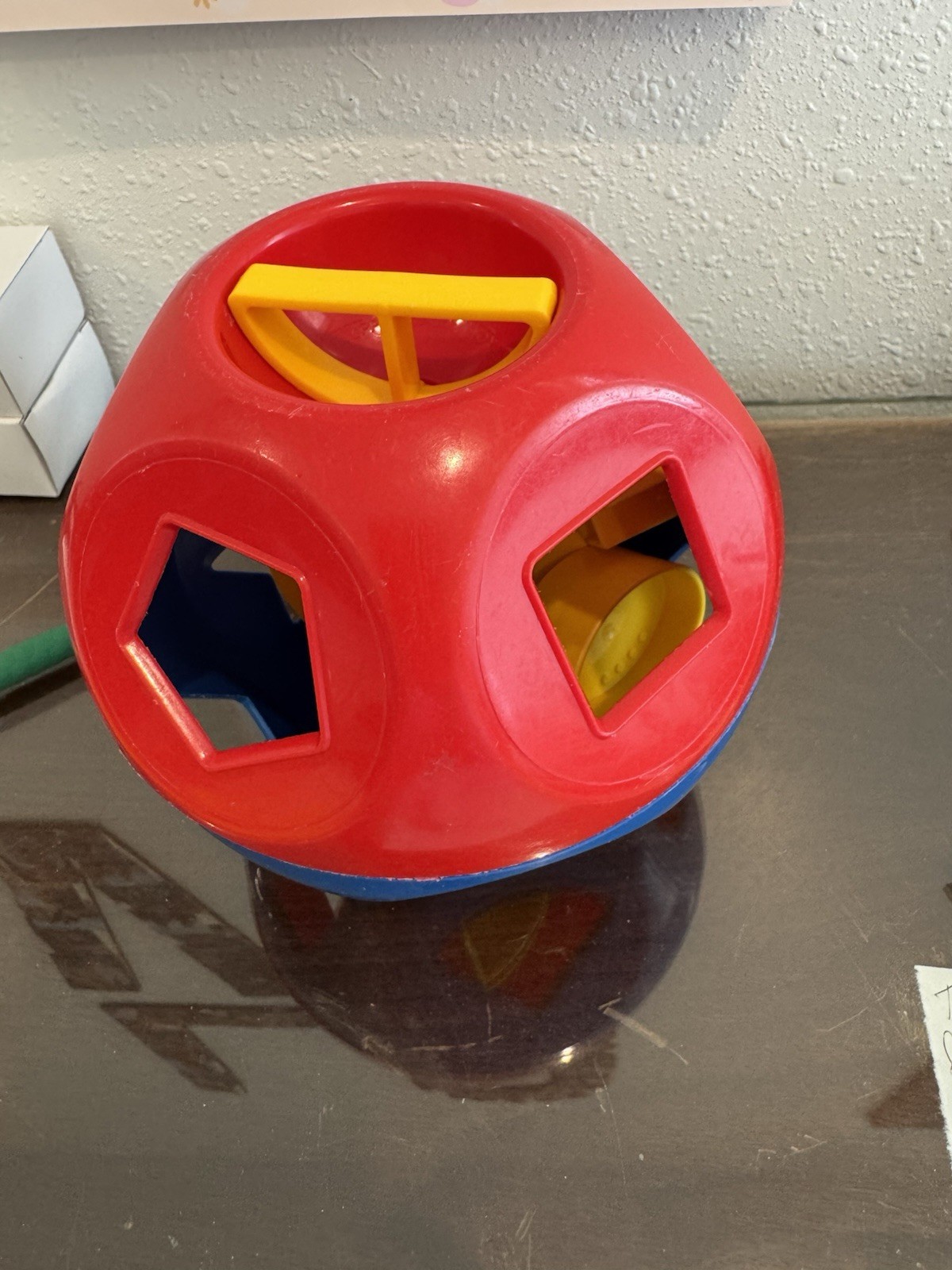 Tupperware SHAPE-O-BALL Shape Sorter with 10 shapes. Cracked. Read description