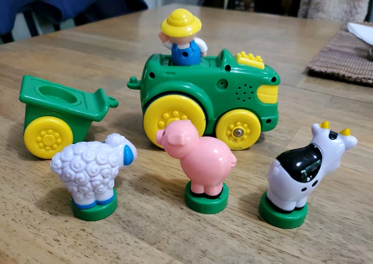 Navystar farm tractor toy, with farmer & 3 animals. Working sounds & movement