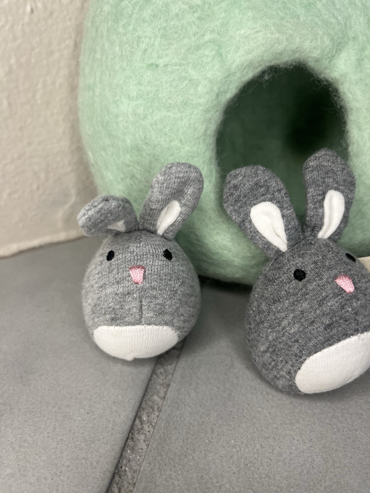 Lovevery Bunnies In A Felt Burrow Babbler 13-15 Months Montessori Toy 3 Rabbits