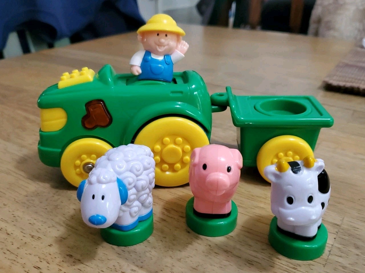 Navystar farm tractor toy, with farmer & 3 animals. Working sounds & movement