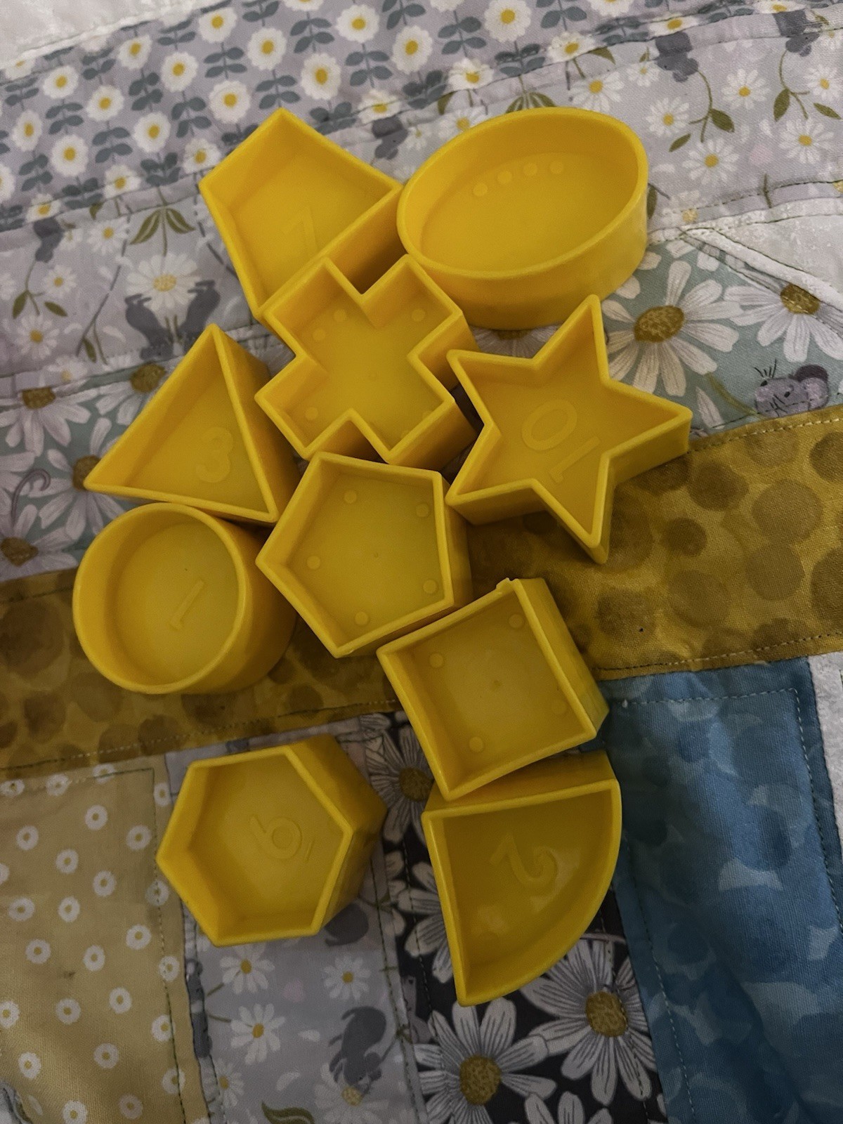 Tupperware Shape-O-Ball Sorter Red/Blue Ball W/10 Yellow Shapes COMPLETE