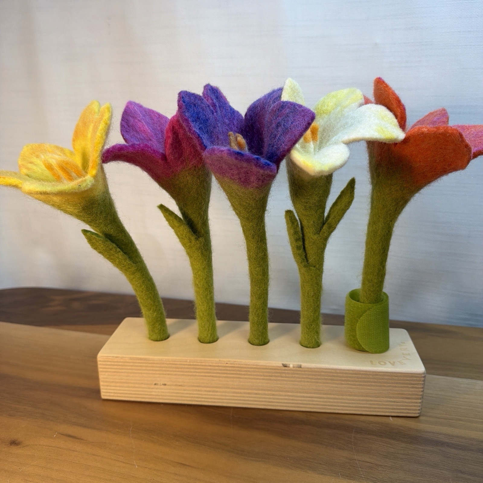 Lovevery Felt Flowers In A Row w/Wood Stand The Helper Play Kit Montessori Toy